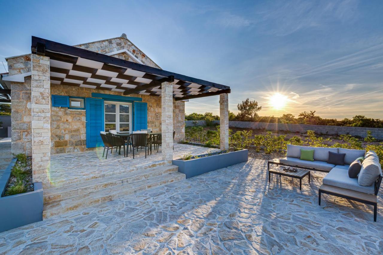 Stonehouse Milan Villa ราชานาส ภายนอก รูปภาพ